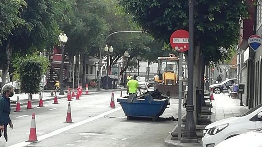 El Ayuntamiento repara las tapas de registro en parte del paseo  de Tomás Morales