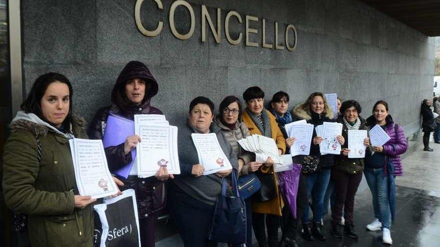 Representantes de las ANPA y A Voz da Sanidade registraron ayer las cartas en el consistorio. // G.Núñez