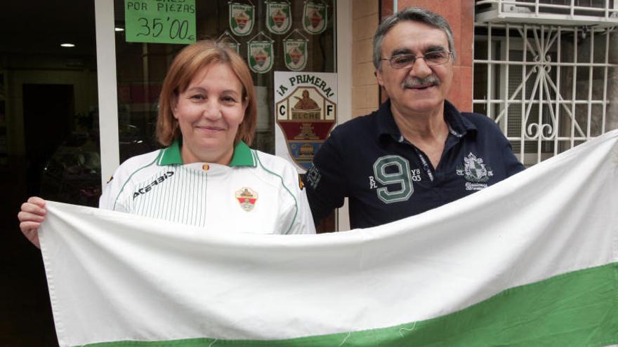 Paco Beltrán y Fina Ayas, con una bandera del Elche