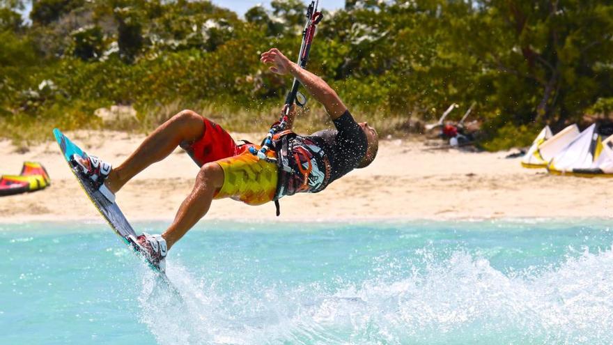 Un deportista practica &#039;kite surf&#039;.