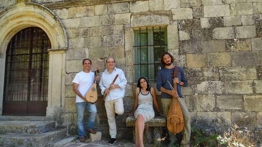 Los instrumentistas y la soprano de Aquel Trovar. // Sociedad Filarmónica de Pontevedra