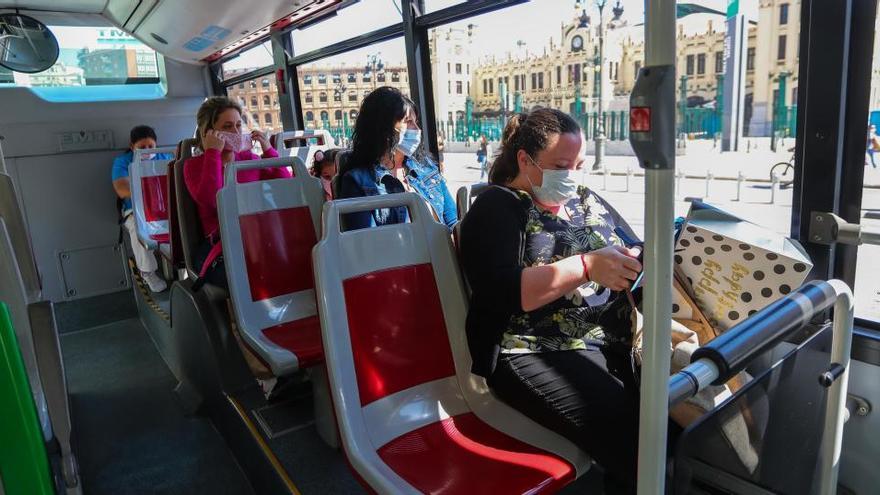 Pasajeros en un autobús de Valencia.