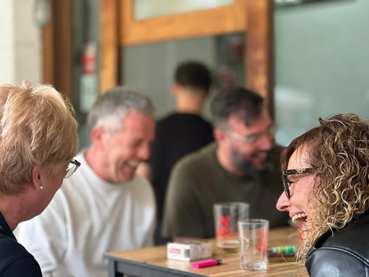 Un grupo de vecinos en un bar de la Avenida Emilio Lemos.