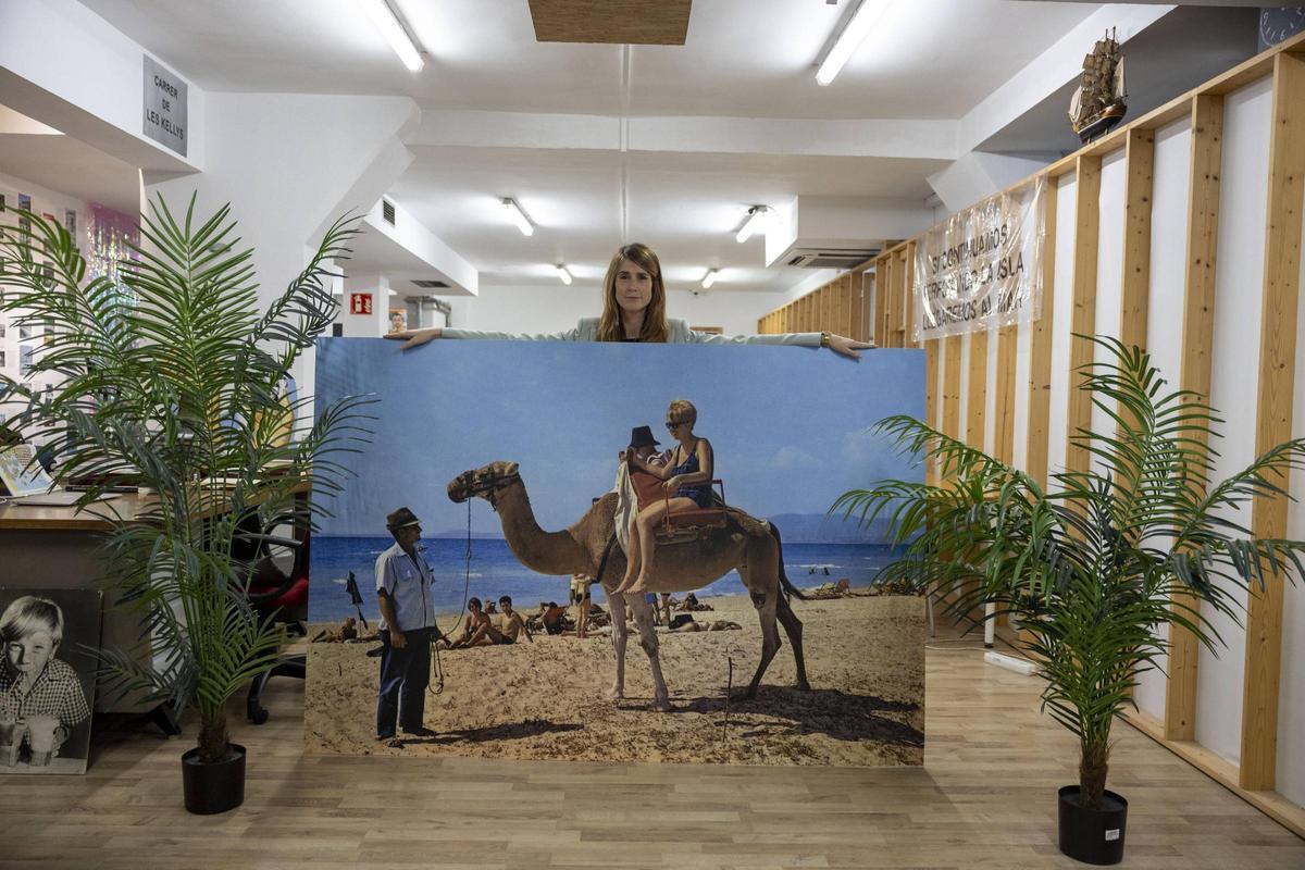 Marina Planas con una foto del dromedario Mohamed, que paseó a los turistas durante décadas y murió tras ingerir altas dosis de hierbas Túnel