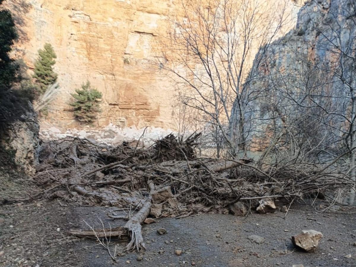 Desprendimiento de la ladera en la carretera entre Jaraba y Calmarza.