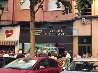 "Si no es Canarias, no voy": madrugón y colas en las agencias de Cáceres para conseguir una plaza del Imserso