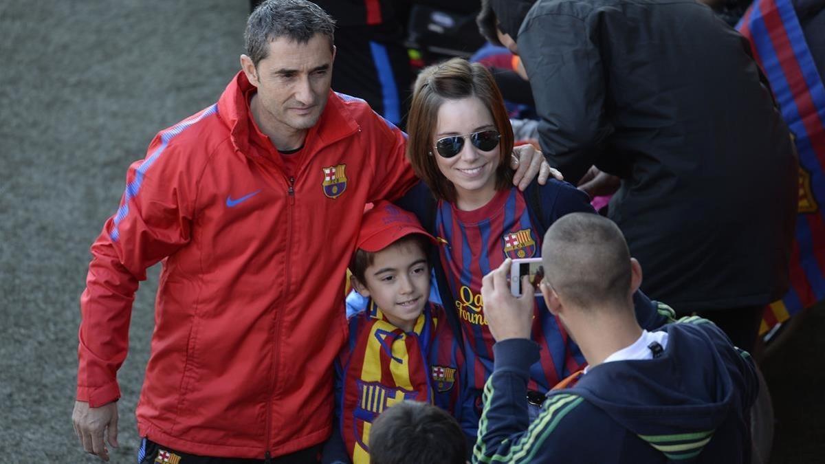 rpaniagua41481948 barcelona s spanish coach ernesto valverde poses for a selfi180105174120