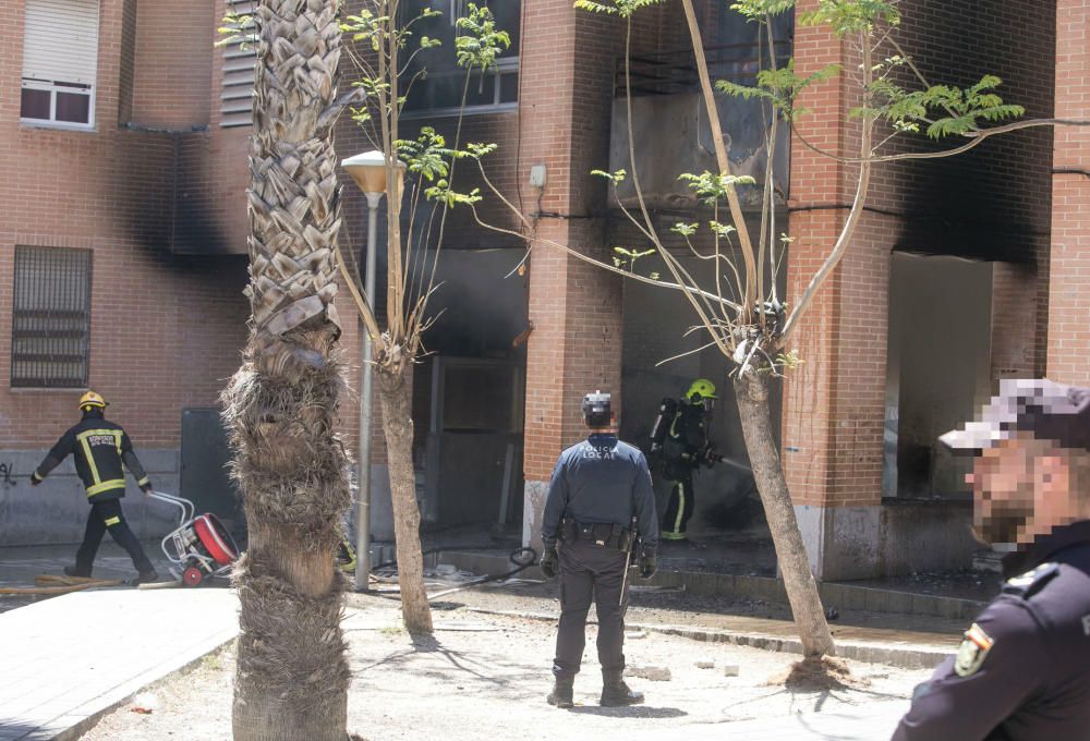 Rescatan a 8 personas en un inmueble del barrio Virgen del Carmen por un fuego iniciado en el soportal