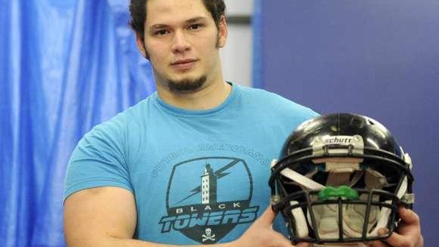 Víctor Tenreiro, con el casco de los Black Towers. / juan varela