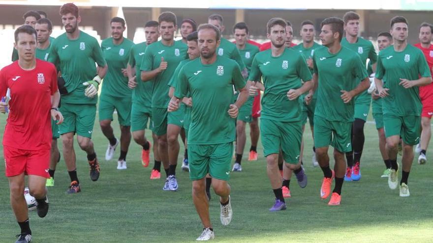 La plantilla del FC Cartagena durante su primer entrenamiento de la pretemporada en el estadio Cartagonova.