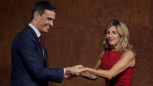 Pedro Sánchez y Yolanda Díaz durante la firma del acuerdo de gobierno.