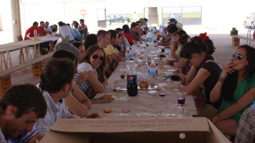 Los participantes en la ruta durante un ágape.