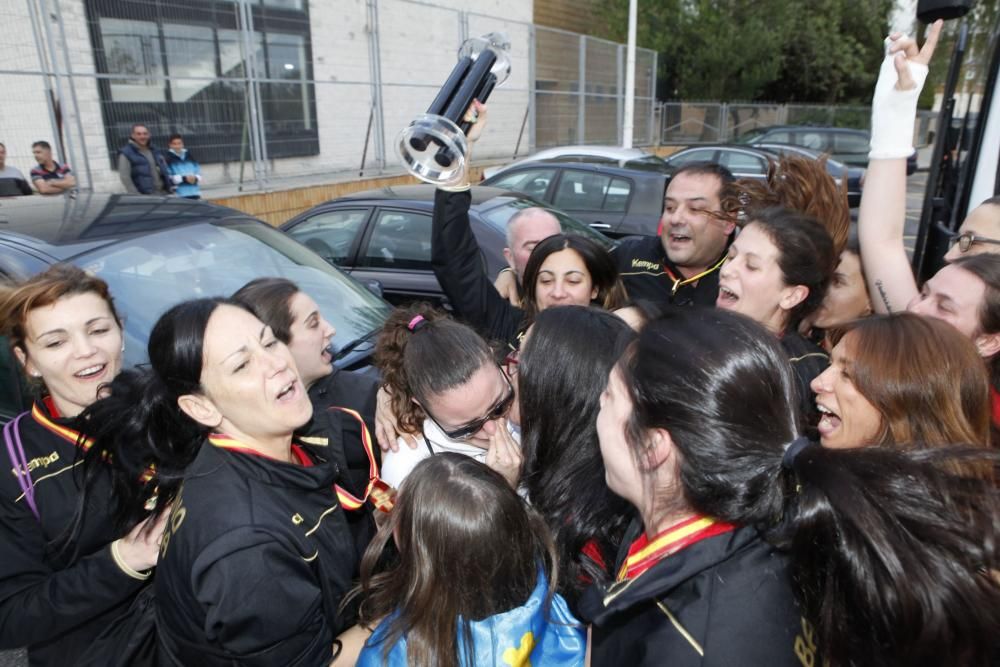 Llegada a Gijón de las jugadoras del Mavi