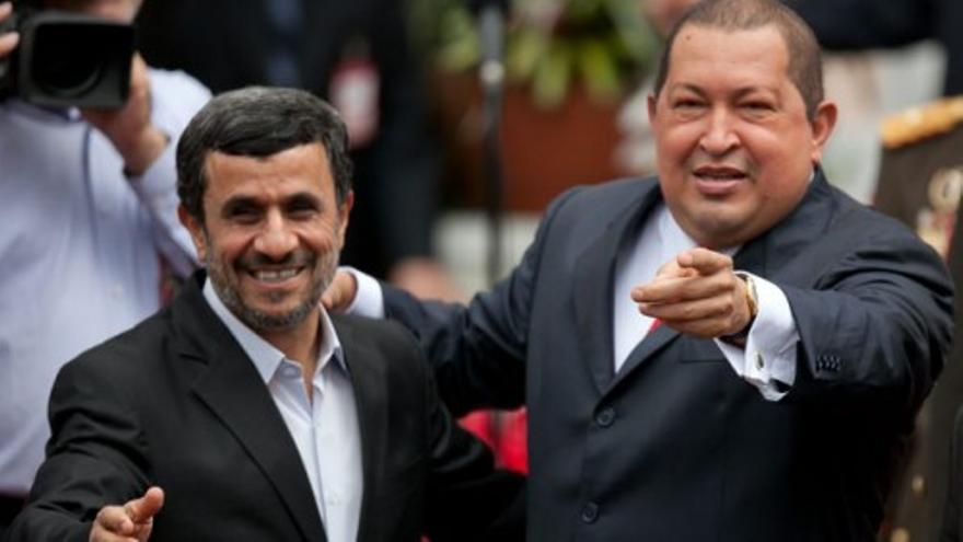 Chávez recibe a Ahmadinejad en el palacio de Miraflores en Caracas
