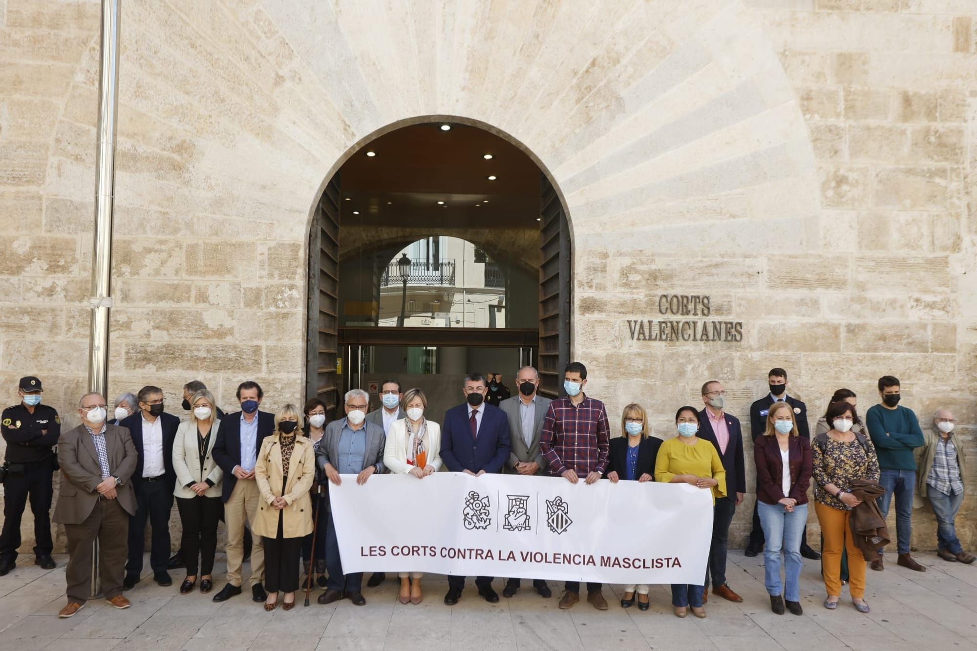 El Consell se concentra para condenar el asesinato machista de Sagunt