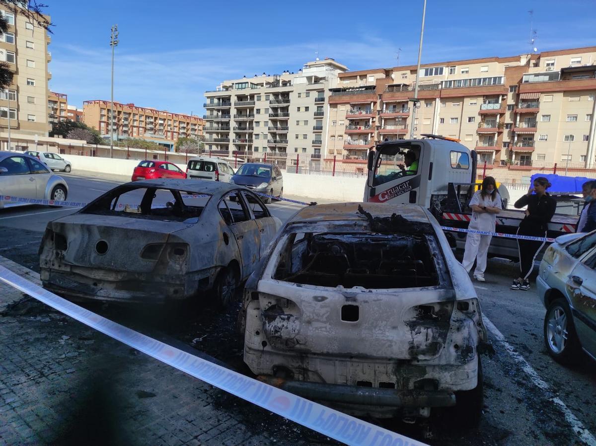 Dos de los coches más dañados.