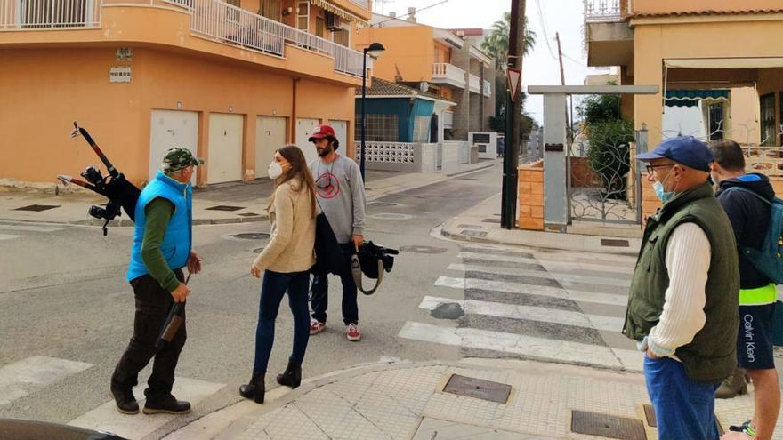 Varios vecinos cerca de la vivienda del matrimonio donde se produjeron los hechos, ayer. | T. Á. C.