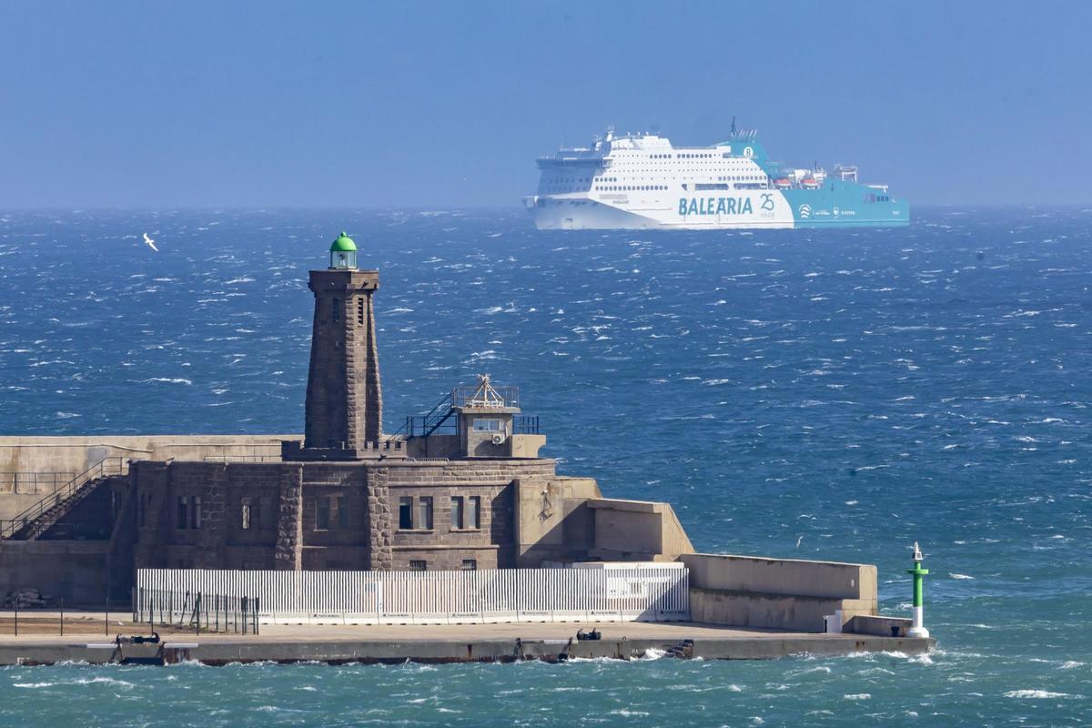 Una avería en un motor obliga al ferry Melilla-Málaga a retornar en mitad del temporal