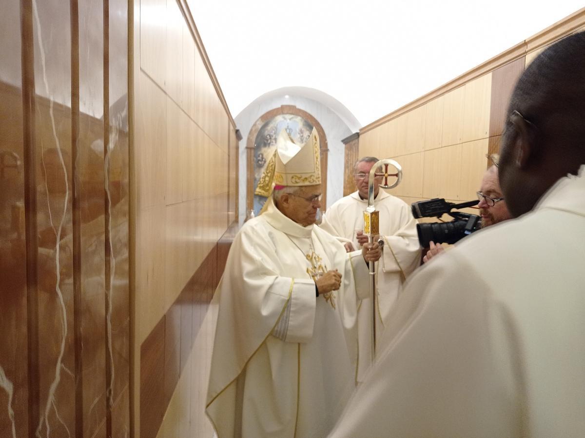 El obispo de Córdoba, Demetrio Fernández, bendice el nuevo columbario.
