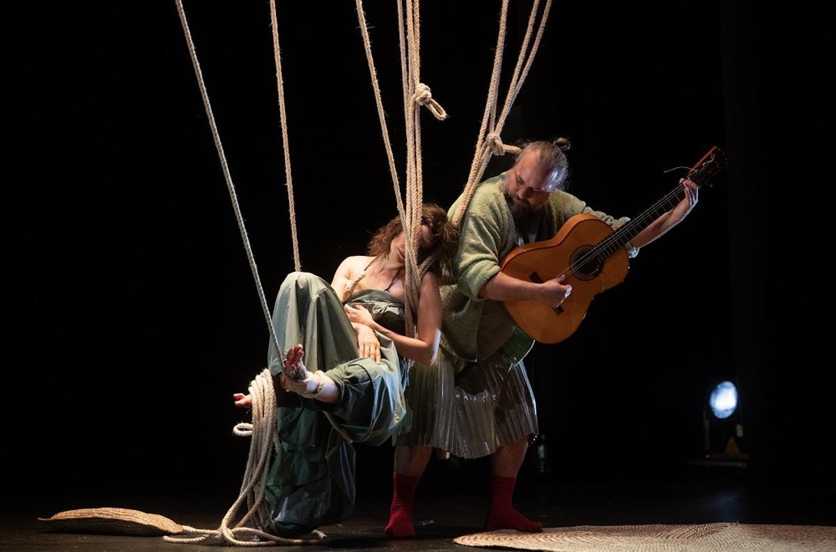 Patricia Caballero y Raúl Cantizano en 'Ágape' durante el estreno en el festival Dansa València.