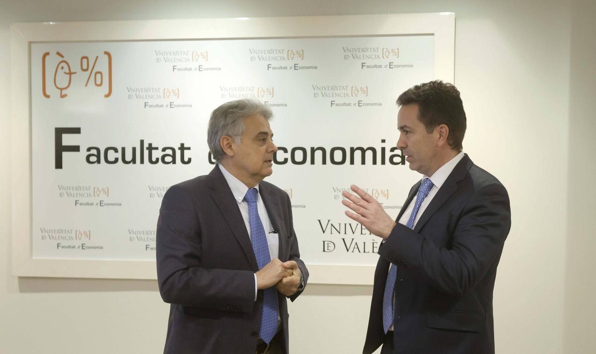 Francisco Muñoz, decano de la Facultat d'Economia, y José Manuel Mieres, director de la Territorial Este de BBVA.
