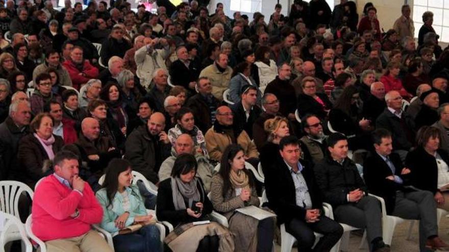 La plaza de A Feira se llenó de público en el Festival de Bandas de Música.  // Iñaki Abella