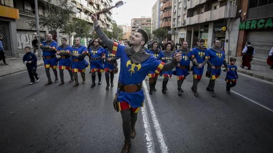 Altozano se vuelca en el desfile del Mig Any