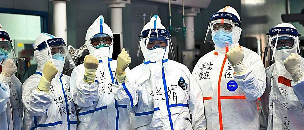 Investigadores de Wuhan,
equipados contra el virus, el
pasado febrero.  r.i.