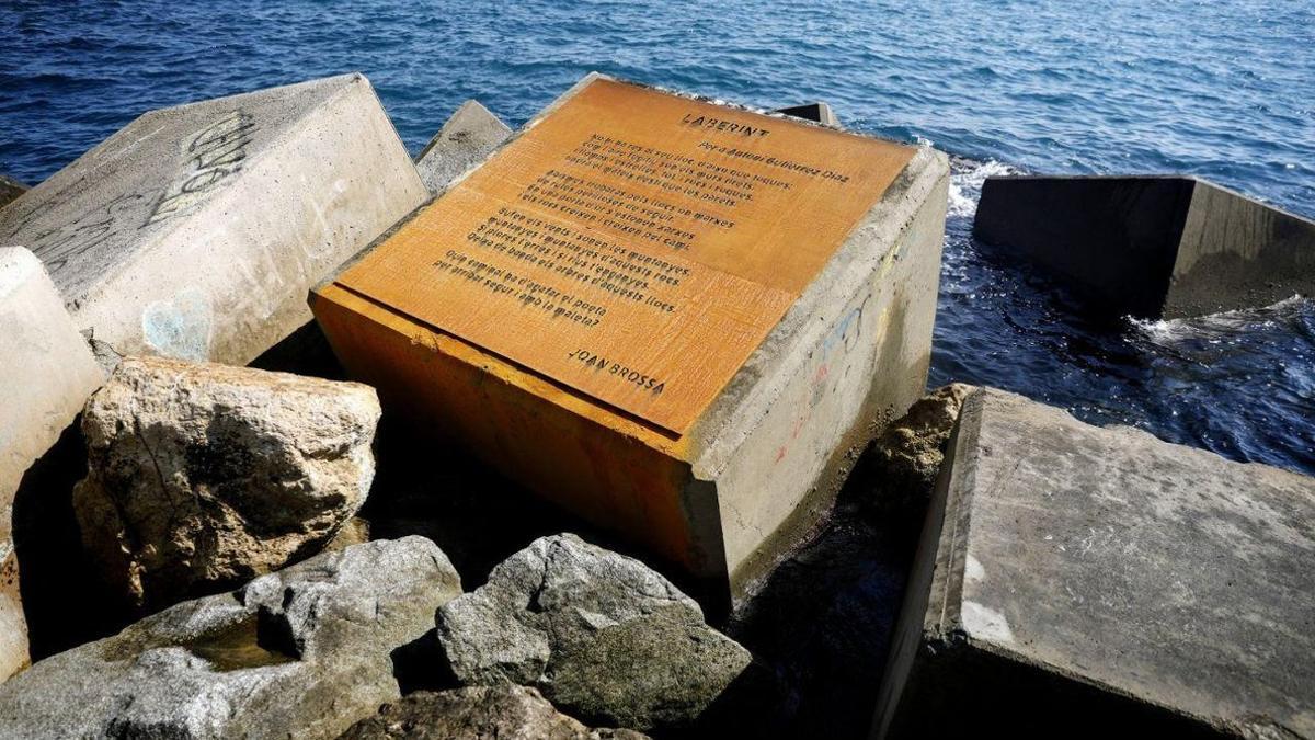 El poema de Joan Brossa dedicado a El Guti en el espigón de la Mar Bella que ya lleva el nombre del político.
