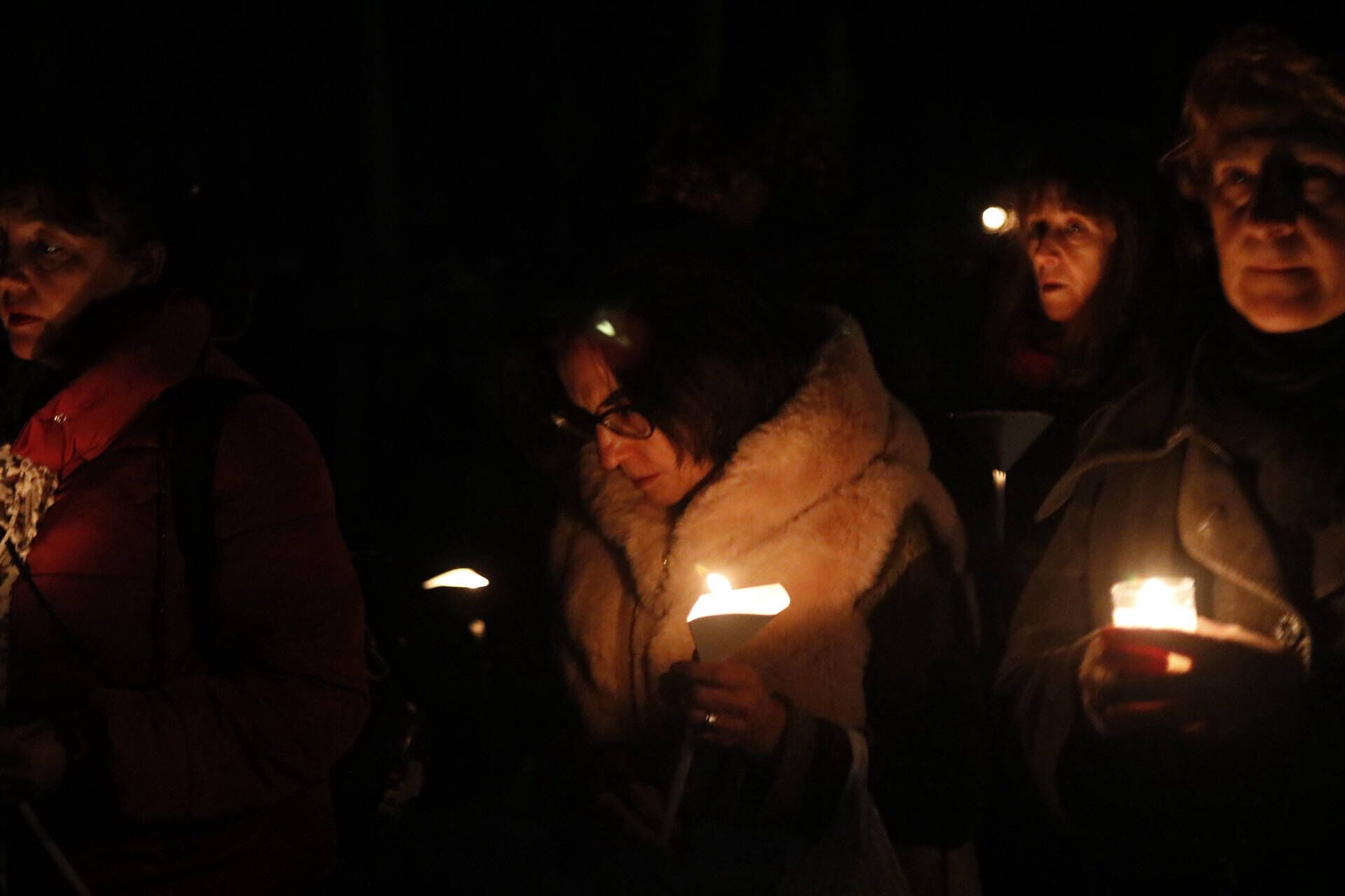 La procesión de las ánimas recorre el cementerio de San Atilano de Zamora con motivo de la noche de Difuntos y con la única iluminación de velas o faroles