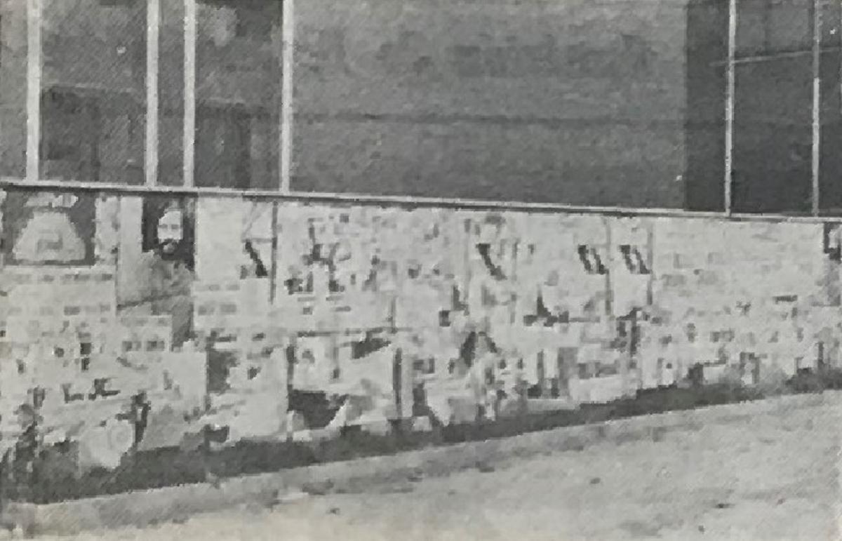 El mural de Carpe completamente oculto por papeles y publicidad variada