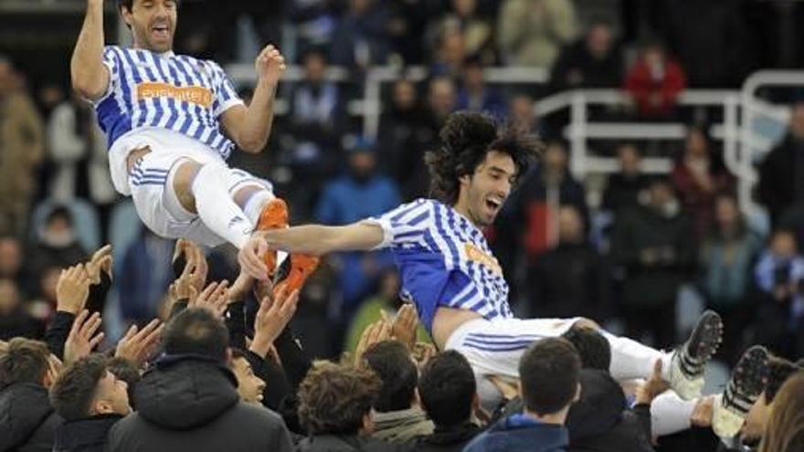 La Real Sociedad mantea a Xabi Prieto y Carlos Martínez.