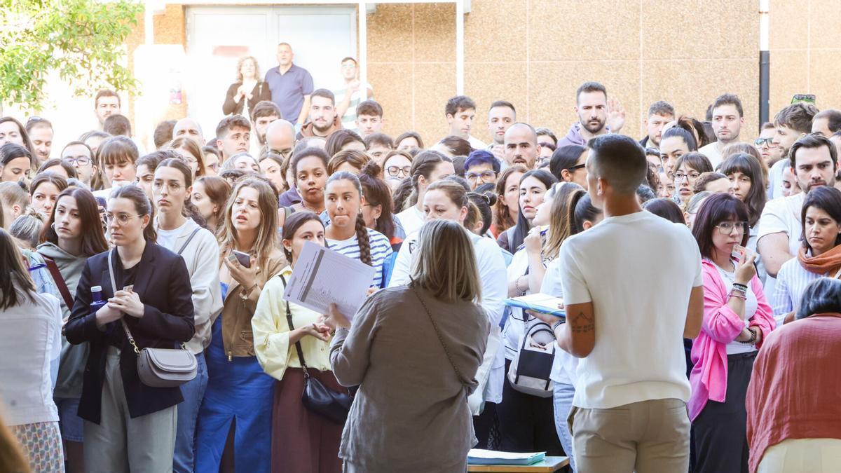 Aspirantes a las oposiciones de Educación de la Xunta, en un centro de Santiago.