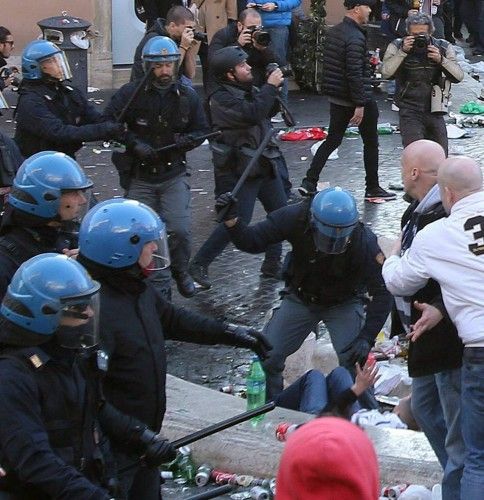 Los aficionados del Feyenoord destrozan la Plaza de España de Roma