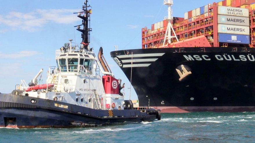 Un buque de la naviera MSC es
remolcado en una terminal
del Puerto de Valéncia.