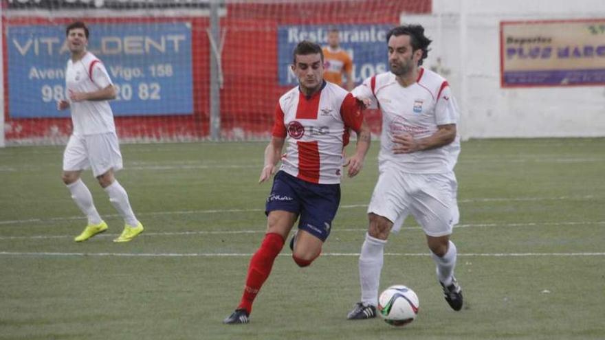 Berros presiona a un jugador contrario en el partido ante el Negreira. // Santos Álvarez