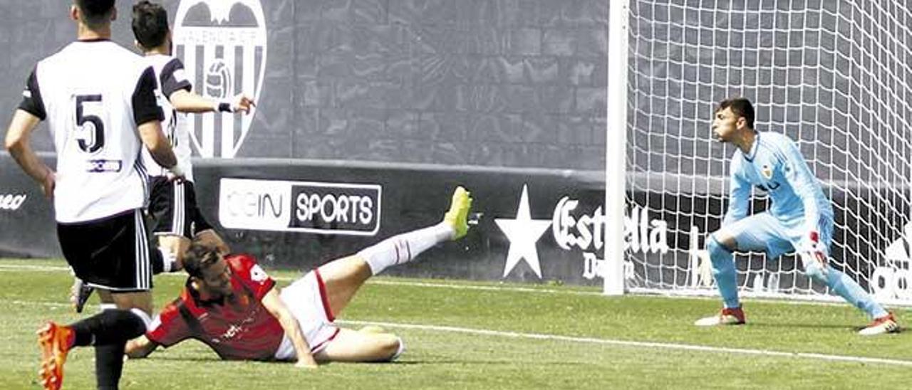 Álex López no llega por muy poco al balón en el partido del pasado domingo en Paterna ante el Valencia Mestalla.