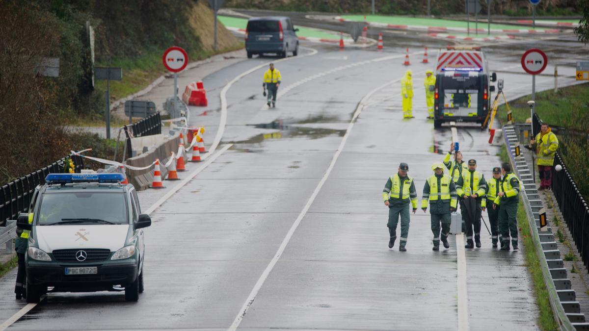 La Guardia Civil inicia la reconstrucción del accidente de autobús en el Lérez