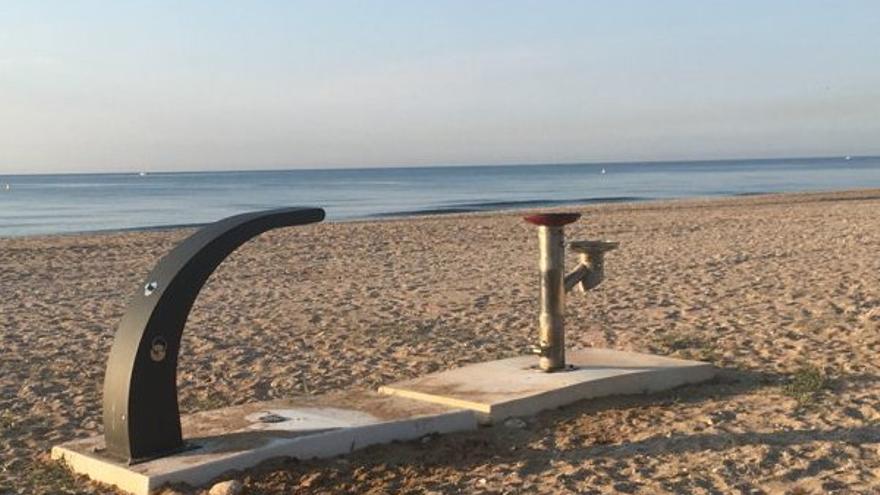 Imagen de la ducha canina que Benicarló ha habilitado en la playa del Barranquet.