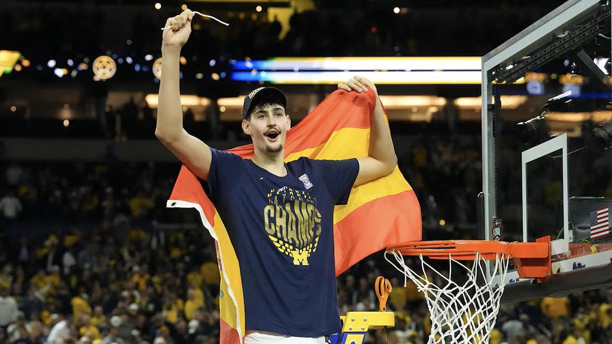 El pívot de Michigan Aday Mara, primer español campeón de la NCAA, festeja la conquista del título.