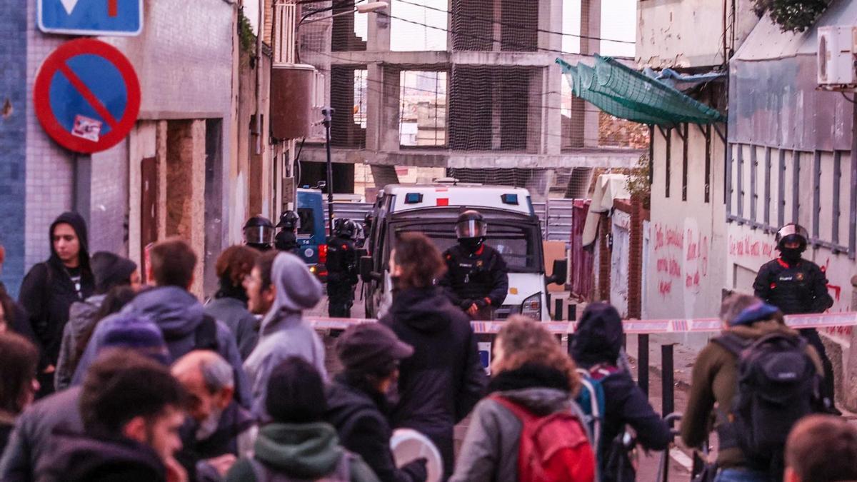 Manifestantes del colectivo okupa, ante el cordón policial durante el desalojo del Estudi 9