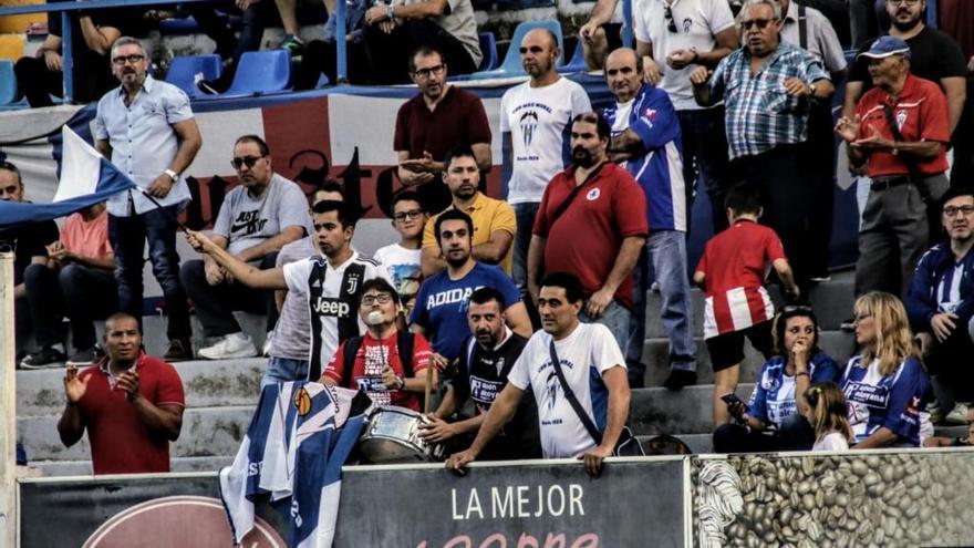 Aficionados del Alcoyano en la grada de El Collao.