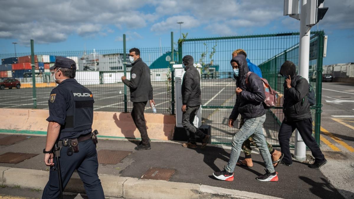 La Policía intercepta a unos 50 migrantes que trataban de subir a barcos a la Península