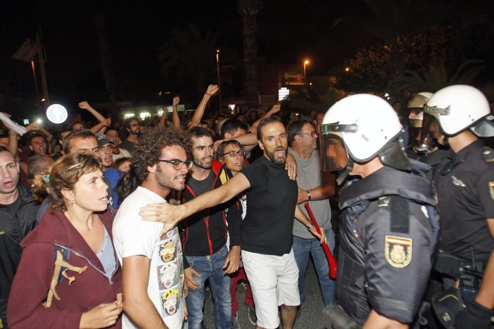 Los manifestantes protestan contra el AVE