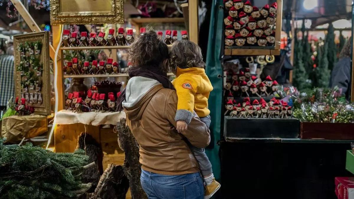 Una mujer y un niño contemplan un puesto navideño en Barcelona.
