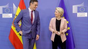 Pedro Sánchez, presidente del Gobierno, junto a Ursula von der Leyen, presidenta de la Comisión Europea. 