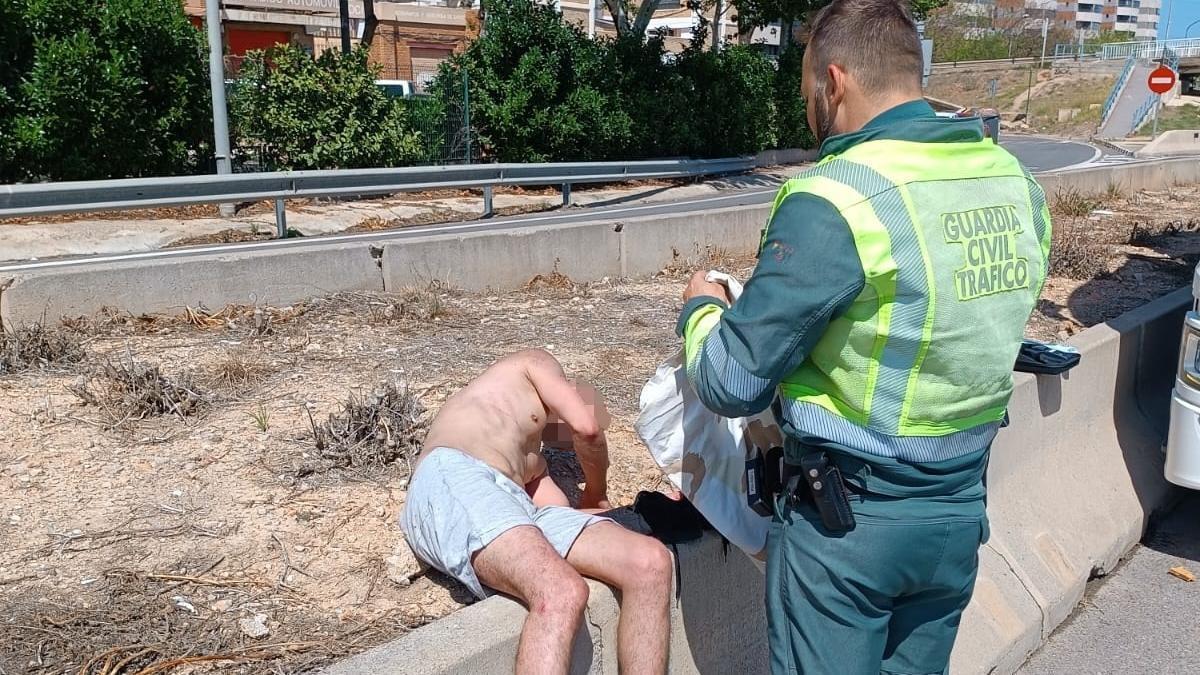 El conductor del camión no podía ni tenerse en pie.