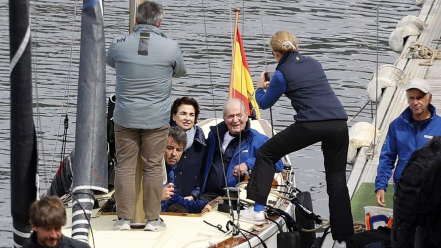 El rey emérito y la infanta Elena navegan casi tres horas por la ría de Pontevedra