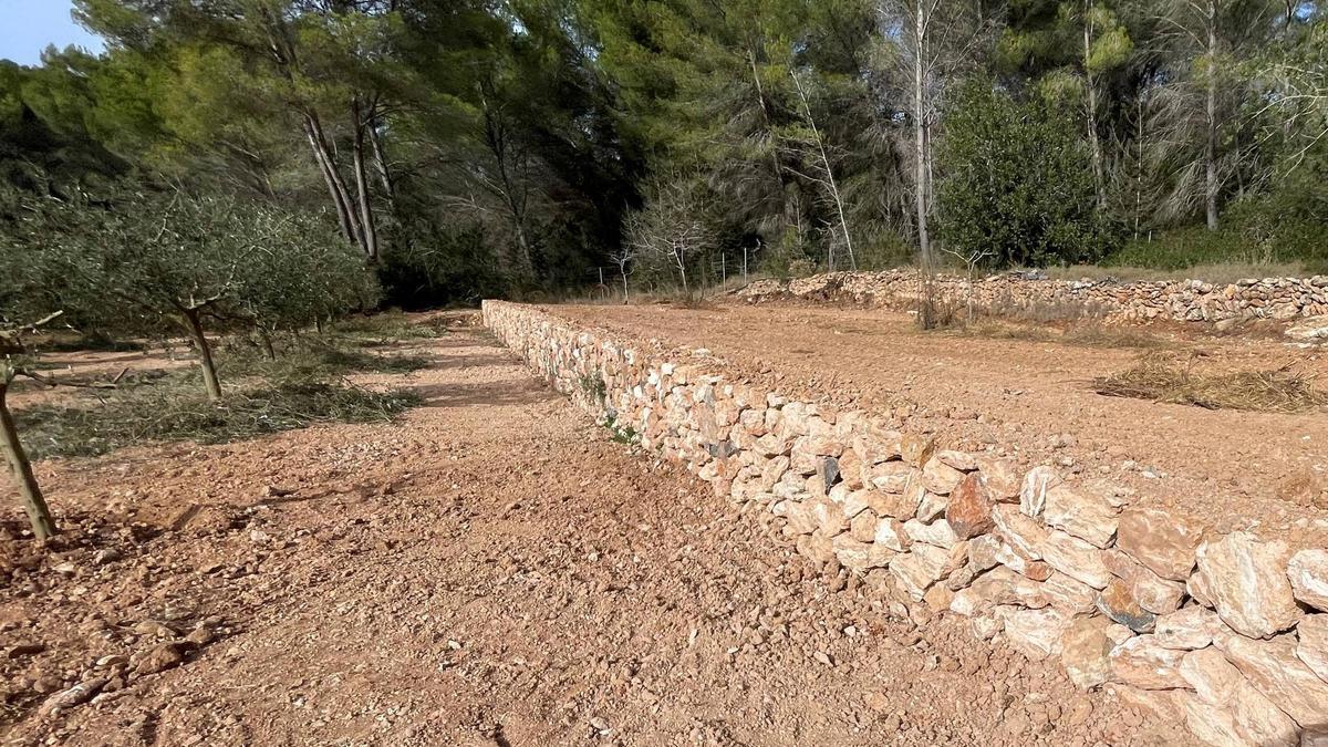 Una pared de piedra.