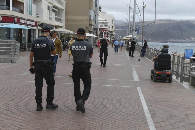 23-06-20 LAS PALMAS DE GRAN CANARIA.PLAYA DE LAS CANTERAS.LAS PALMAS DE GRAN CANARIA. Fotos de la gente desalojando Las Canteras. Fotos: Juan Castro  | 23/06/2020 | Fotógrafo: Juan Carlos Castro